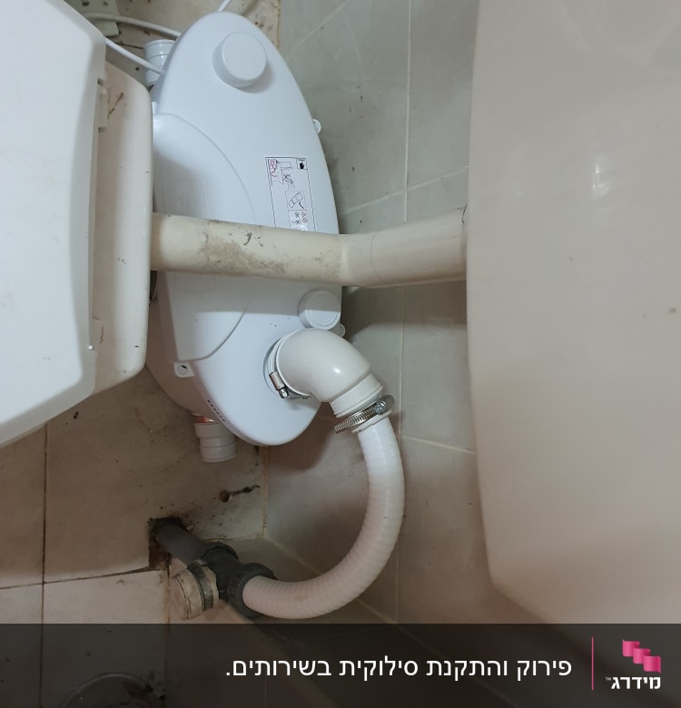 צינור פלסטיק מחובר למיכל מים בשירותים